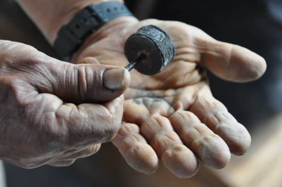 O Carlos mostrando as propriedades magnéticas das cinzas vulcânicas em Baños, no Equador